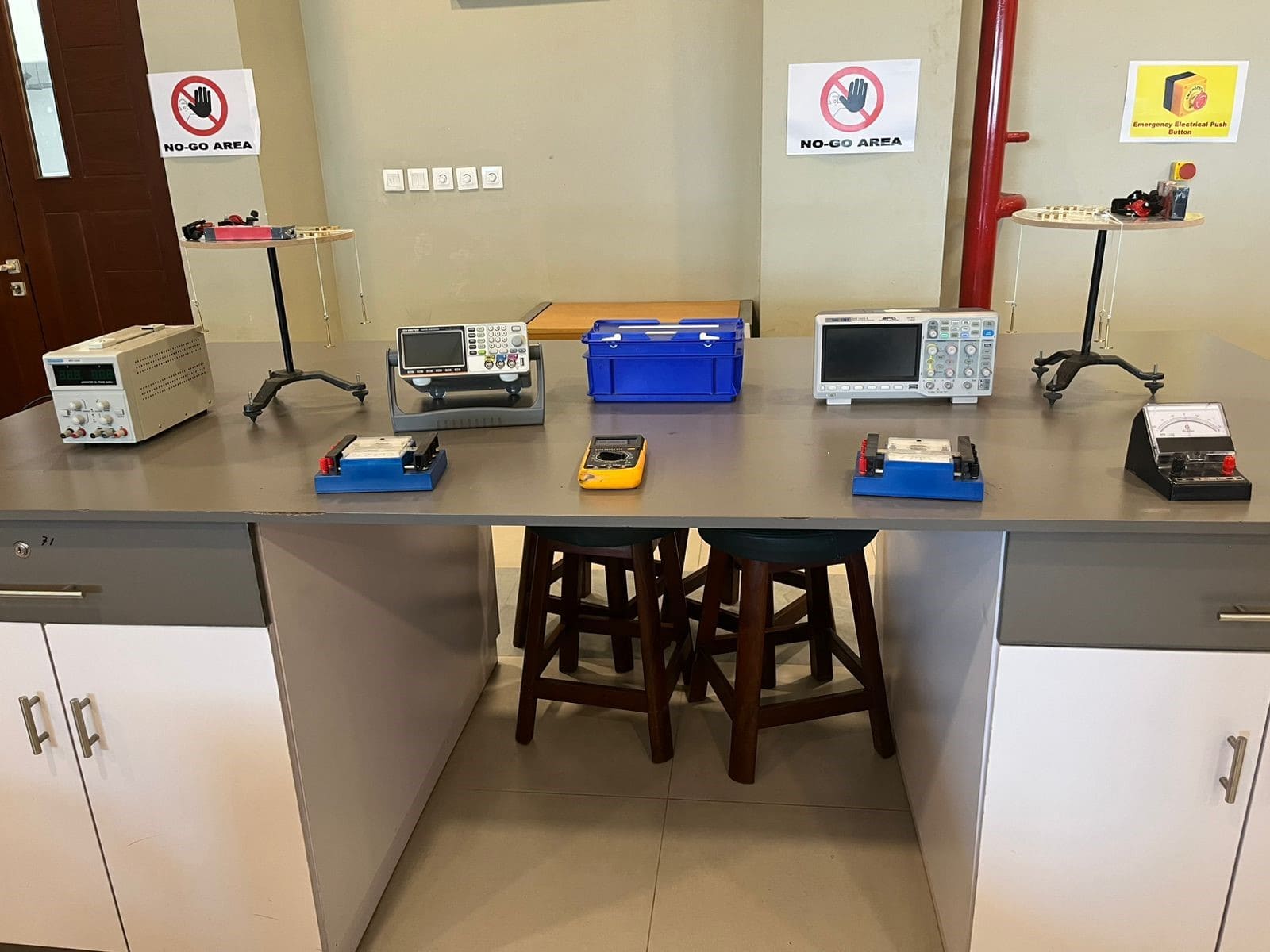 Electronic Lab Image 3